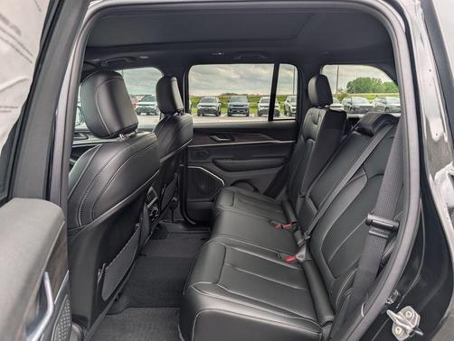 Diamond Black Crystal Pearlcoat 2026 Jeep Grand Cherokee Limited