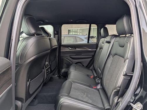 Diamond Black Crystal Pearlcoat 2026 Jeep Grand Cherokee Altitude