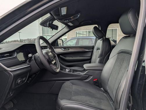 Diamond Black Crystal Pearlcoat 2026 Jeep Grand Cherokee Altitude