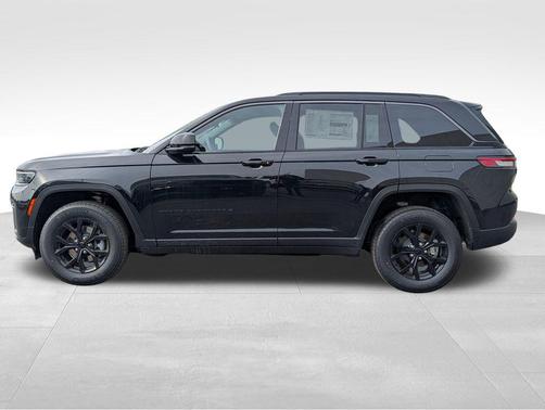 Diamond Black Crystal Pearlcoat 2026 Jeep Grand Cherokee Altitude