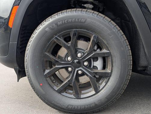 Diamond Black Crystal Pearlcoat 2026 Jeep Grand Cherokee Altitude