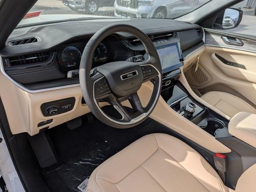 Bright White Clearcoat 2027 Jeep Grand Cherokee Limited
