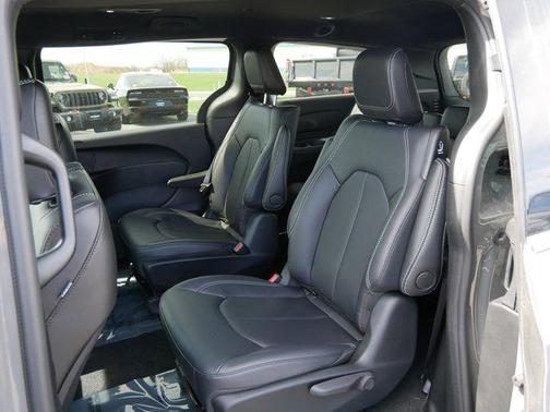 2025 Chrysler Pacifica Hybrid Select