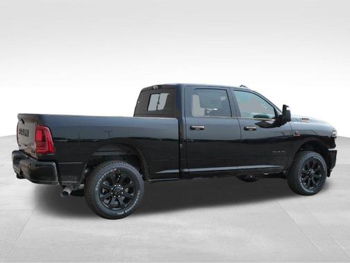 Diamond Black Crystal Pearlcoat 2026 RAM 3500 Big Horn Crew Cab 4x4 6'4' Box