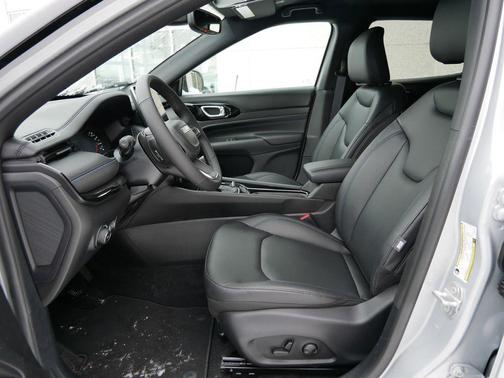 Silver Zynith Metallic Clearcoat 2026 Jeep Compass Limited