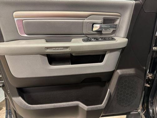 Diamond Black Crystal Pearlcoat 2019 RAM 1500 Big Horn