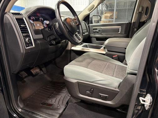 Diamond Black Crystal Pearlcoat 2019 RAM 1500 Big Horn