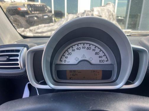 White 2009 smart ForTwo