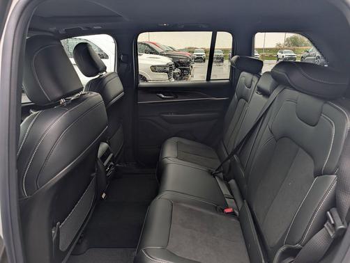 Bright White Clearcoat 2026 Jeep Grand Cherokee Altitude