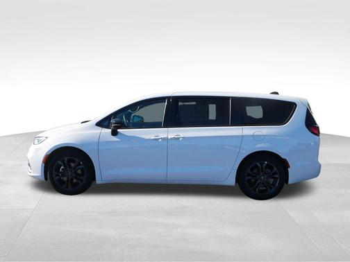 Bright White Clearcoat 2026 Chrysler Pacifica L