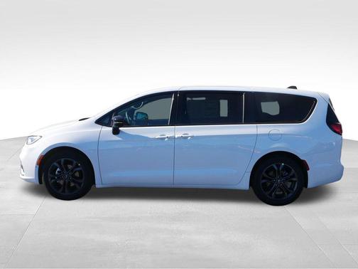 Bright White Clearcoat 2026 Chrysler Pacifica L