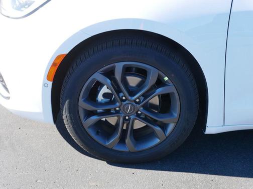 Bright White Clearcoat 2026 Chrysler Pacifica L