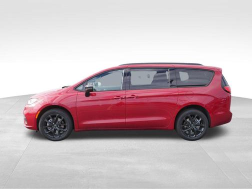 Red Hot Pearlcoat 2026 Chrysler Pacifica Limited
