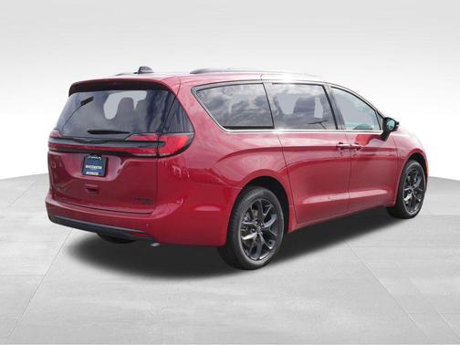 Red Hot Pearlcoat 2026 Chrysler Pacifica Limited