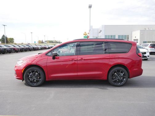Red Hot Pearlcoat 2026 Chrysler Pacifica Limited