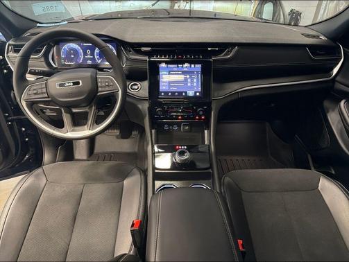 Diamond Black Crystal Pearlcoat 2024 Jeep Grand Cherokee Altitude