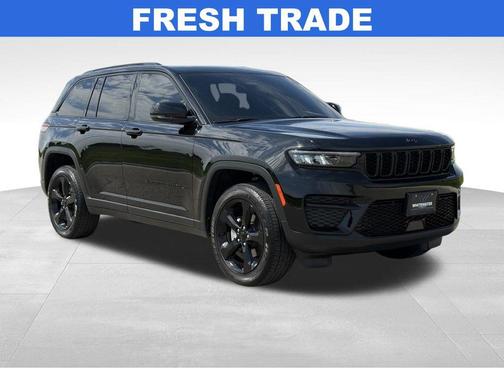 Diamond Black Crystal Pearlcoat 2024 Jeep Grand Cherokee Altitude