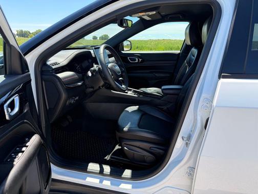 Bright White Clearcoat 2025 Jeep Compass Trailhawk