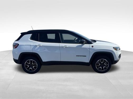 Bright White Clearcoat 2025 Jeep Compass Trailhawk