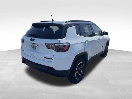 Bright White Clearcoat 2025 Jeep Compass Trailhawk