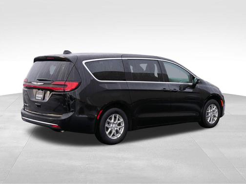Diamond Black Crystal Pearlcoat 2026 Chrysler Pacifica L