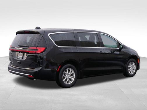 Diamond Black Crystal Pearlcoat 2026 Chrysler Pacifica L