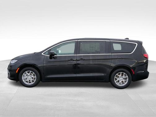 Diamond Black Crystal Pearlcoat 2026 Chrysler Pacifica L