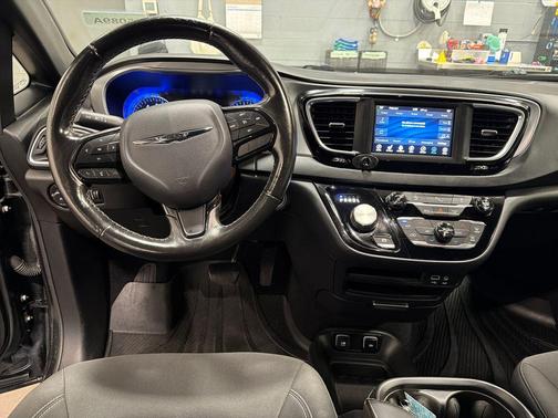 Brilliant Black Crystal Pearlcoat 2019 Chrysler Pacifica Touring Plus