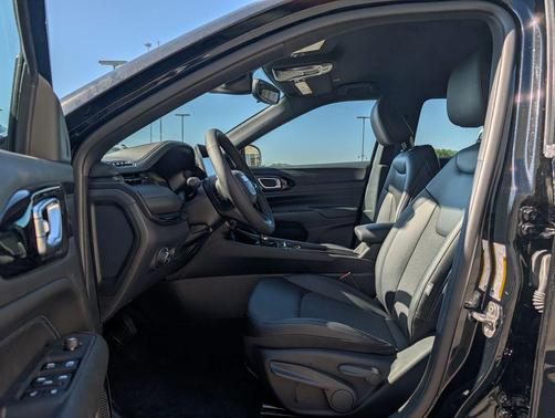 Diamond Black Crystal Pearlcoat 2026 Jeep Compass Latitude