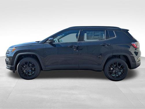 Diamond Black Crystal Pearlcoat 2026 Jeep Compass Latitude