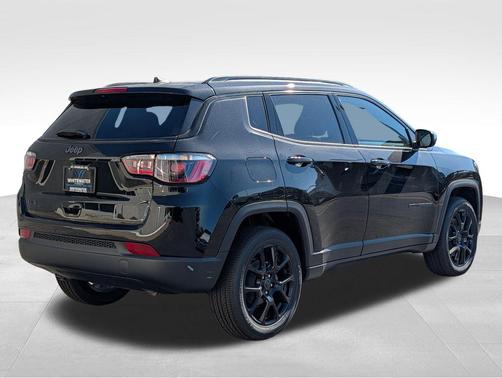 Diamond Black Crystal Pearlcoat 2026 Jeep Compass Latitude