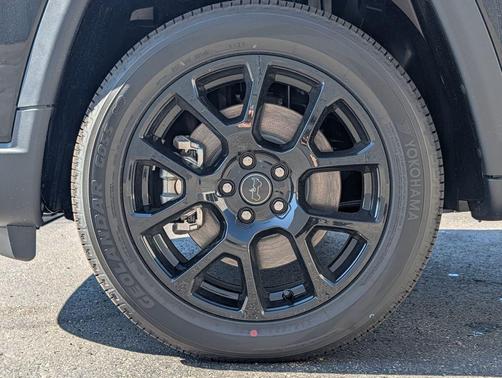 Diamond Black Crystal Pearlcoat 2026 Jeep Compass Latitude