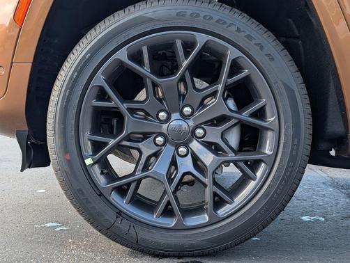 Copper Shino Metallic Clearcoat 2026 Jeep Grand Cherokee Summit