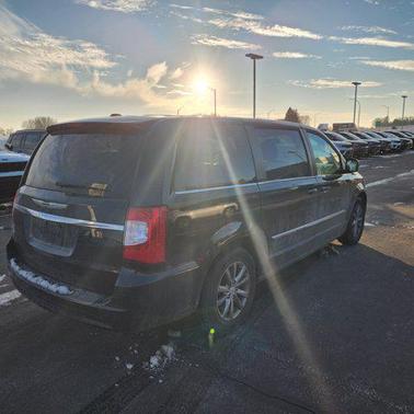 2016 Chrysler Town & Country S