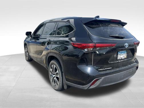 Midnight Black Metallic 2021 Toyota Highlander Hybrid XLE
