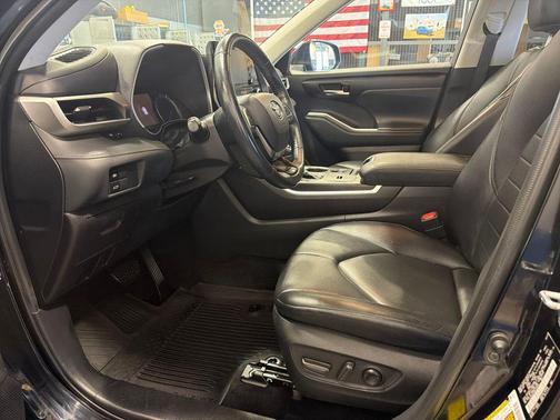 Midnight Black Metallic 2021 Toyota Highlander Hybrid XLE