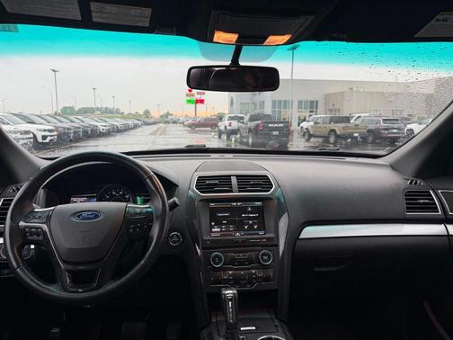 White Platinum Clearcoat Metallic 2016 Ford Explorer XLT