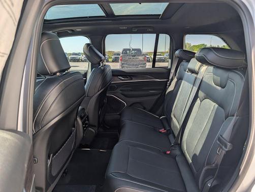 Bright White Clearcoat 2026 Jeep Grand Cherokee Limited