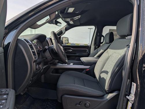 Diamond Black Crystal Pearlcoat 2026 RAM 1500 Big Horn/Lone Star