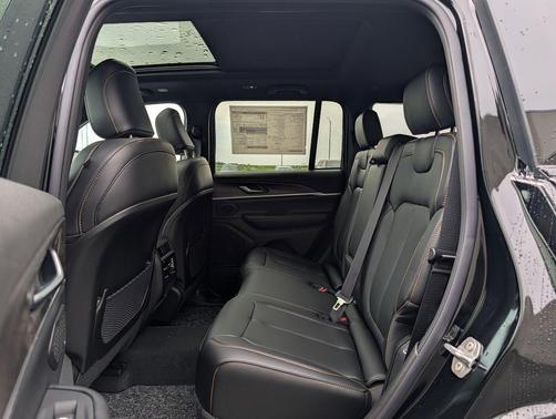 Diamond Black Crystal Pearlcoat 2026 Jeep Grand Cherokee 85th Anniversary Edition