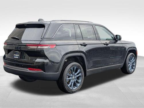 Diamond Black Crystal Pearlcoat 2026 Jeep Grand Cherokee 85th Anniversary Edition