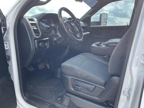2022 RAM 3500 Tradesman Crew Cab 4x4 6'4' Box