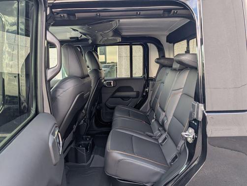 Black Clearcoat 2026 Jeep Gladiator Sahara 4x4
