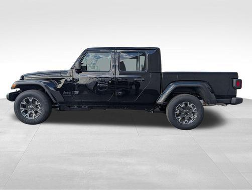 Black Clearcoat 2026 Jeep Gladiator Sahara 4x4