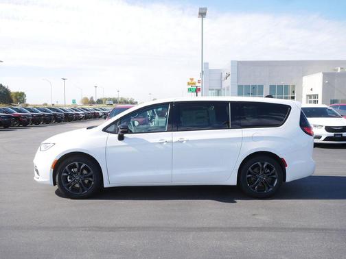Bright White Clearcoat 2026 Chrysler Pacifica L