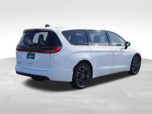 Bright White Clearcoat 2026 Chrysler Pacifica L