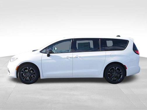 Bright White Clearcoat 2026 Chrysler Pacifica L
