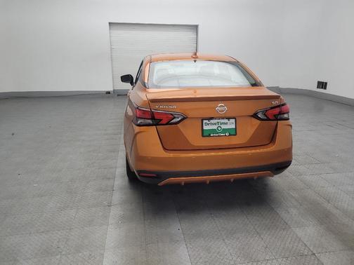 Monarch Orange Pearl Met 2020 Nissan Versa 1.6 S