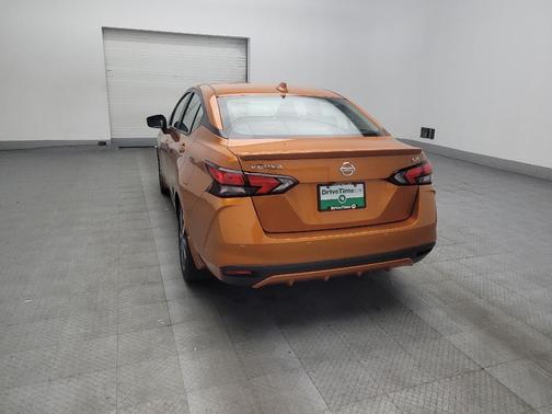 Monarch Orange Pearl Met 2020 Nissan Versa 1.6 S