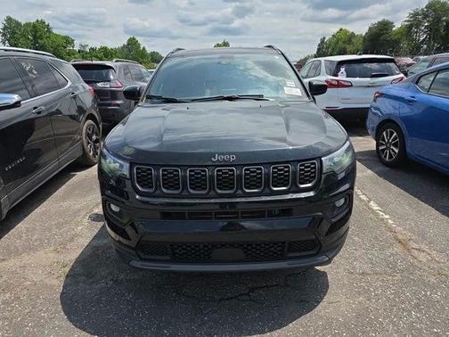 Diamond Black Crystal Pearlcoat 2025 Jeep Compass Latitude